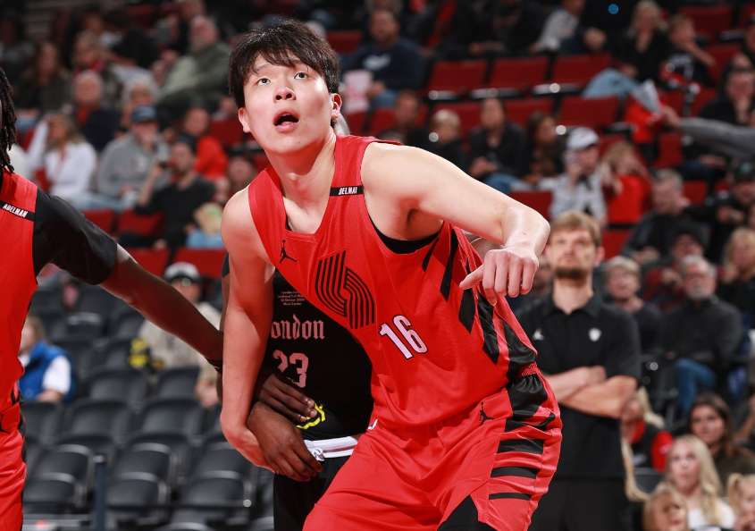 九游体育杨瀚森高效13+4+4引热议！外媒盛赞判若两人 调侃他能拿MVP
