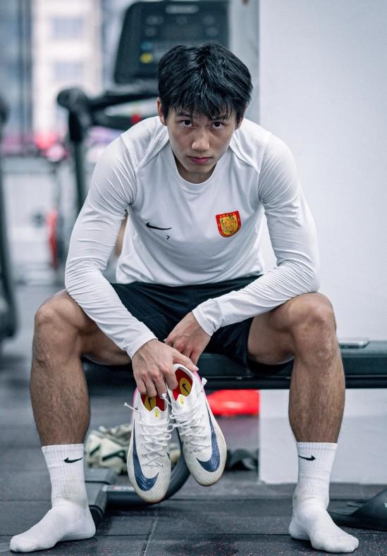 九游体育向余望晒照：做自己的天做自己的地，积极向上无所畏惧